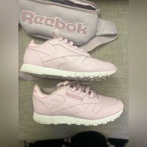 Nice Reebok classics. New Fannie Bag included.